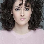 Profesora joven y dinámica con estudios de escritura para clases de lengua y literatura